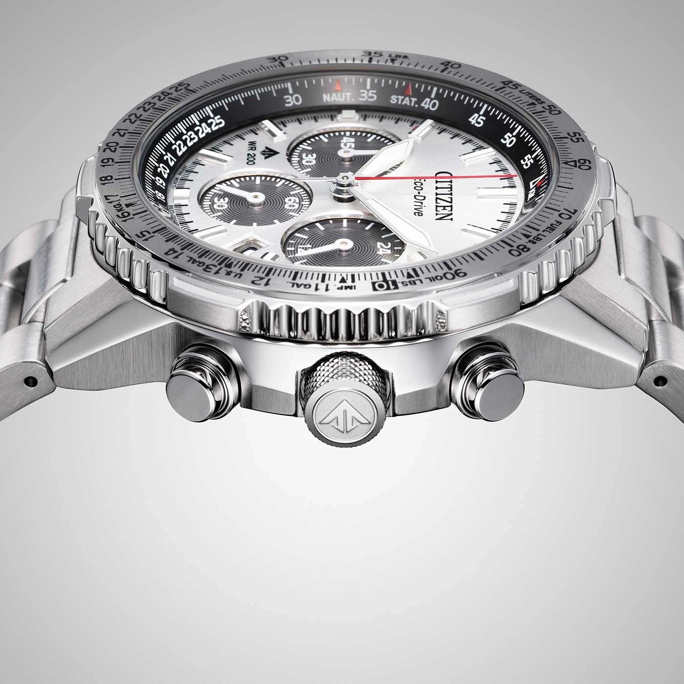 Citizen-Uhr mit Chronograph, silbernem Zifferblatt und Edelstahlarmband.