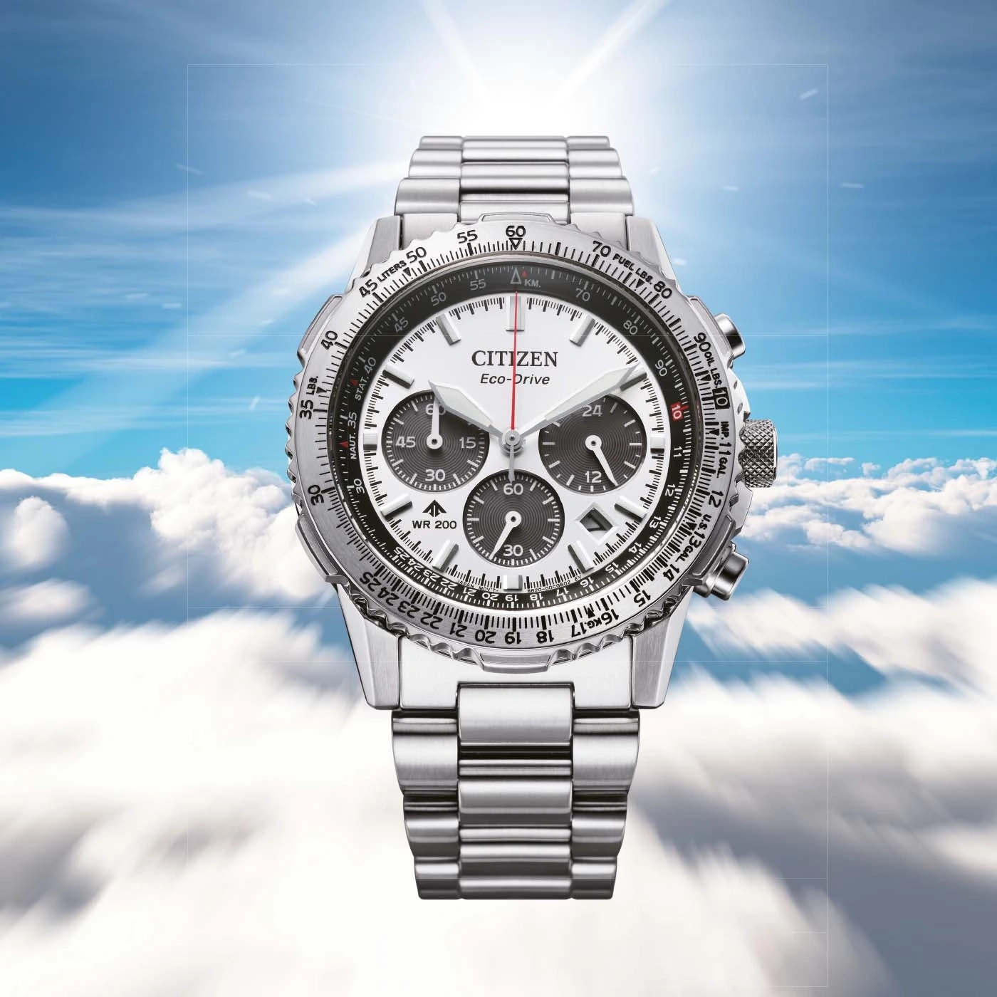 Citizen-Uhr mit weißem Zifferblatt, Chronograph und Edelstahlband vor Himmelsgrund.