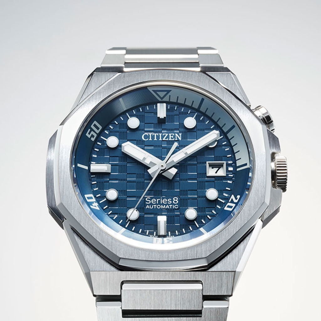 Citizen Series 8 Automatikuhr mit blauem Zifferblatt und Stahlarmband.