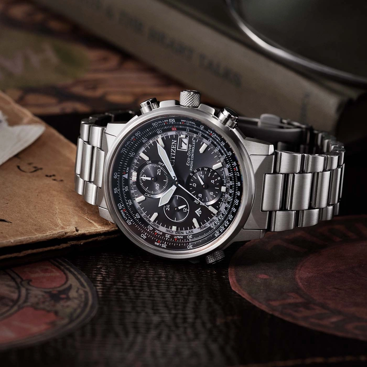 Citizen-Uhr mit schwarzem Zifferblatt, silbernem Armband und detaillierten Chronographenfunktionen.
