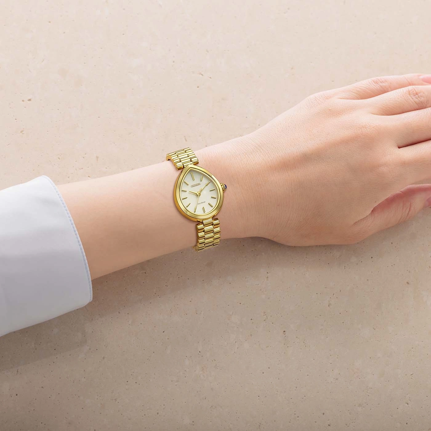 Eine goldene Uhr am Handgelenk einer Frau