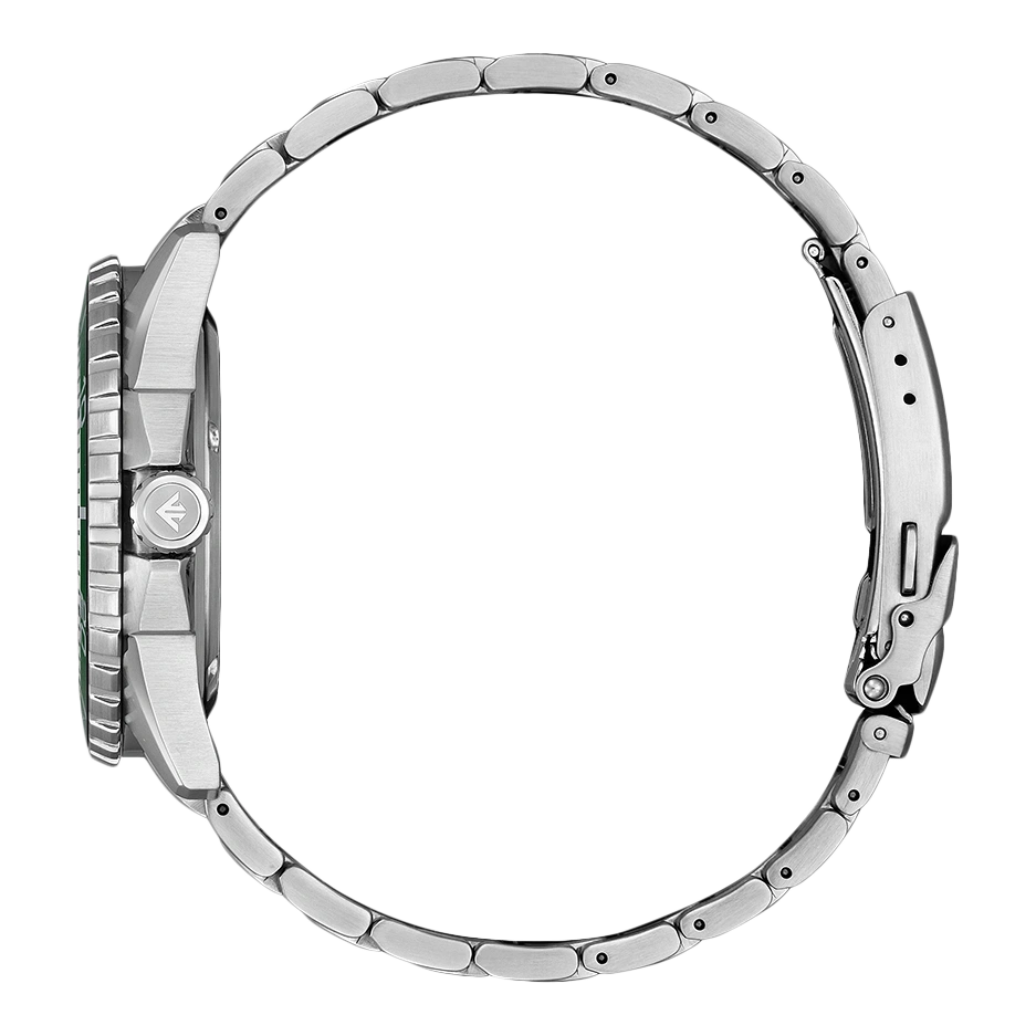 Seitenansicht einer silbernen Uhr mit grüner Lünette und Metallarmband.
