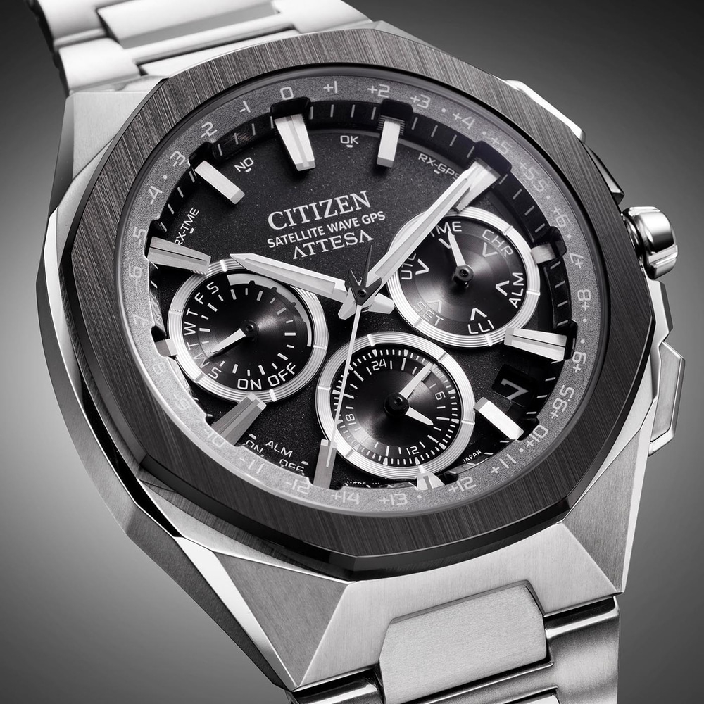 Nahaufnahme einer Citizen Attesa Uhr mit schwarzem Zifferblatt und silbernem Armband.