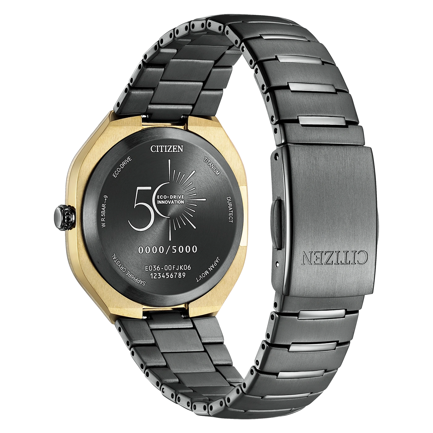 Rückansicht einer Citizen Eco-Drive Uhr mit Goldlünette und Titanarmband.