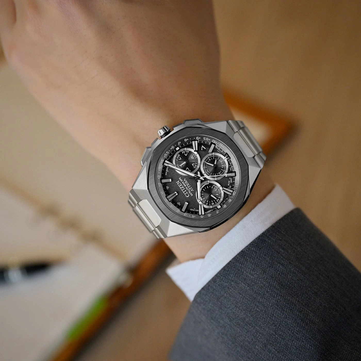 Citizen Attesa Uhr am Handgelenk, grauer Anzug, Nahaufnahme, Luxusuhr, elegantes Design