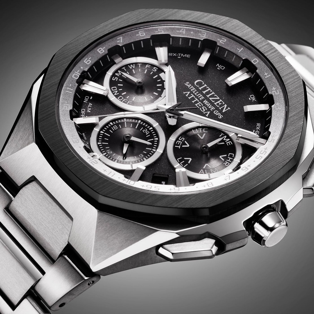 Citizen Attesa Uhr, schwarzes Zifferblatt, silbernes Armband, Satellitenwellen-GPS, Nahaufnahme.