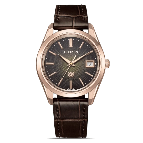 Citizen-Uhr mit braunem Lederarmband und dunklem Zifferblatt mit Datumsanzeige.