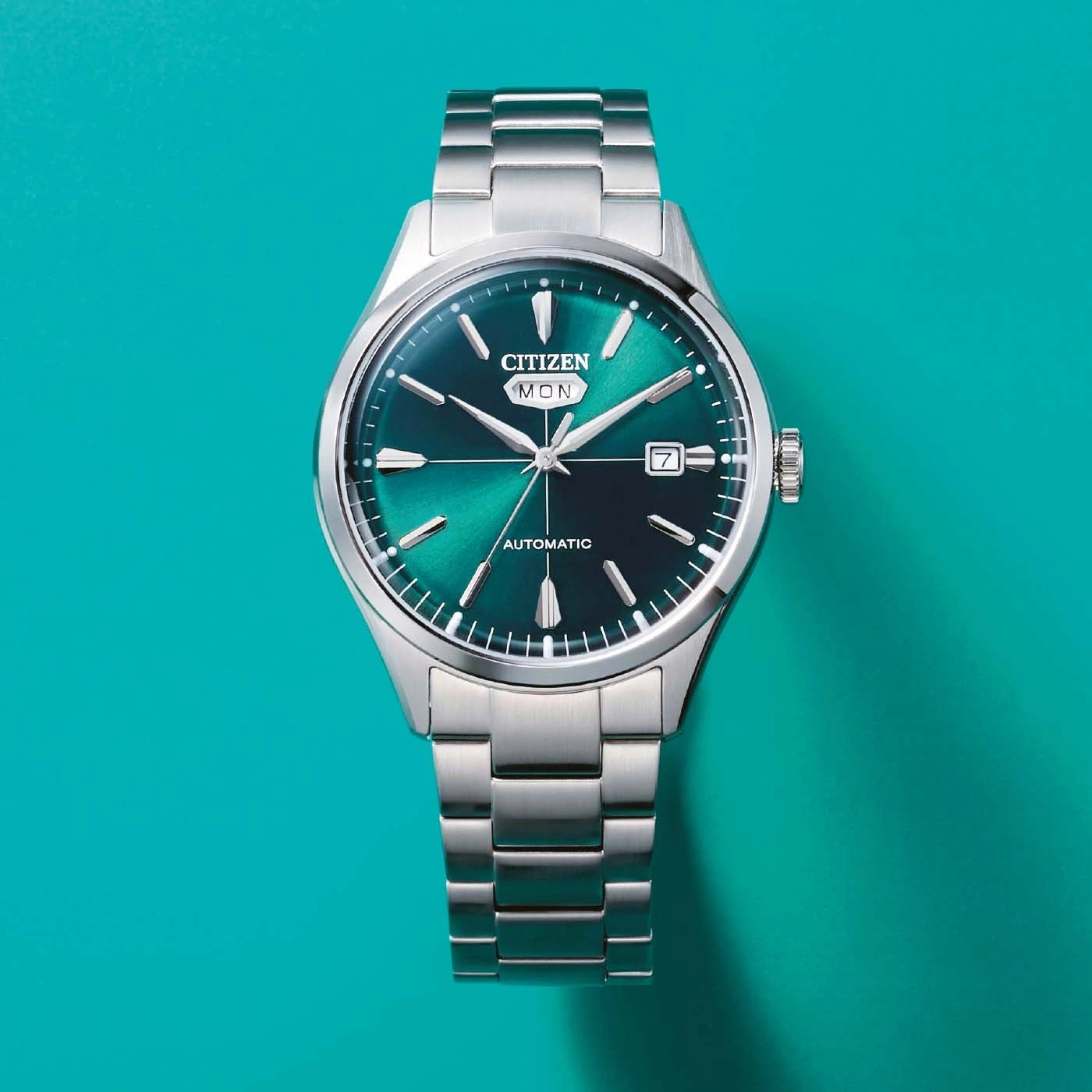 Eine Nahaufnahme von oben einer silbernen Citizen-Uhr mit grünem Zifferblatt.