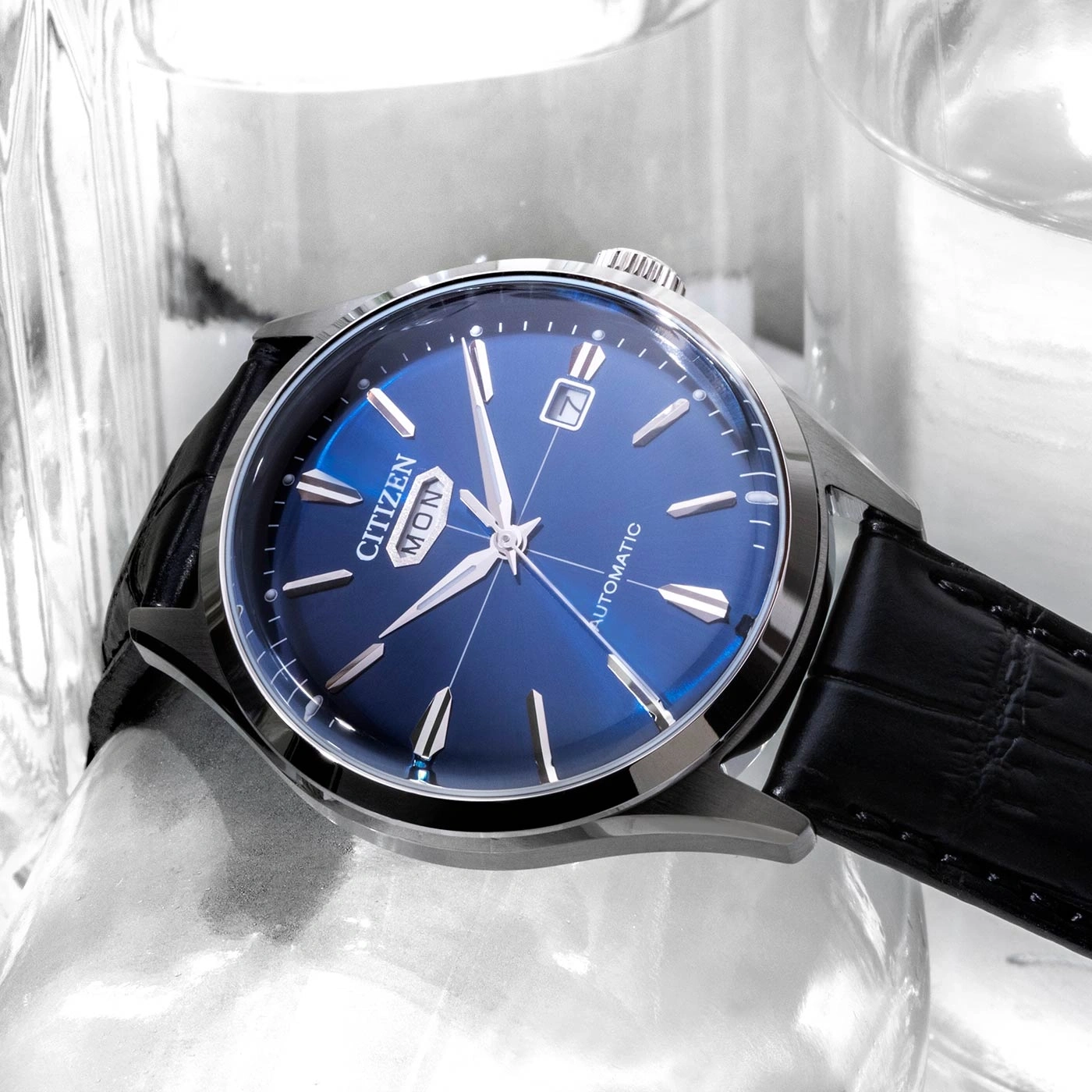 Citizen-Uhr mit blauem Zifferblatt und schwarzem Lederarmband, Automatik.