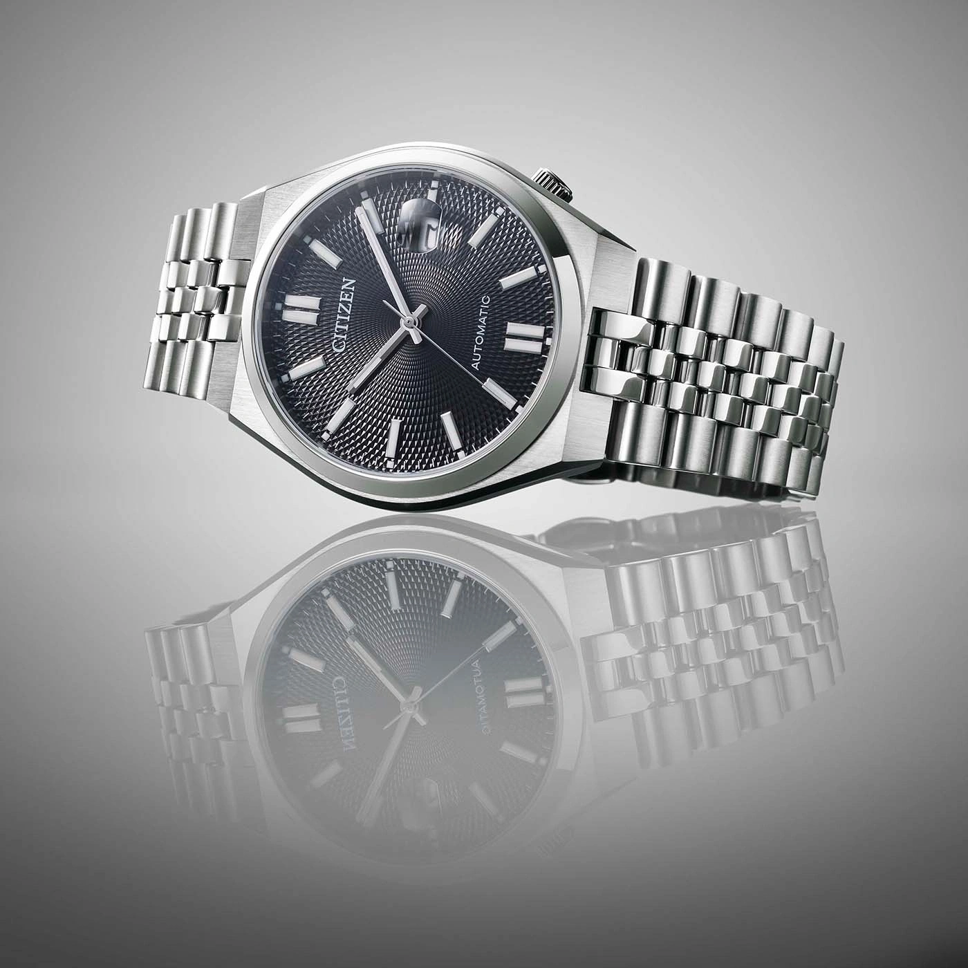 Citizen-Uhr mit schwarzem Zifferblatt und silbernem Armband, Spiegelung.