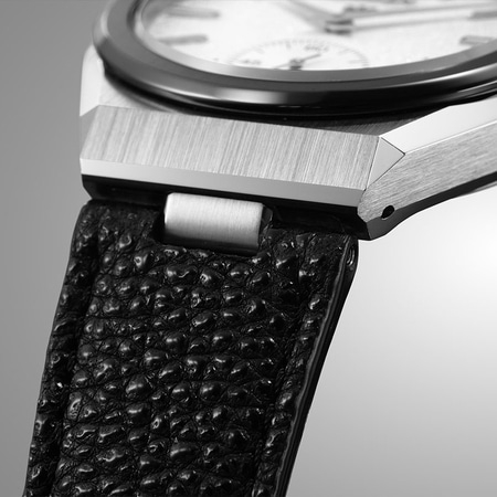 Nahaufnahme einer Uhr mit schwarzem Lederarmband und silbernem Gehäuse.