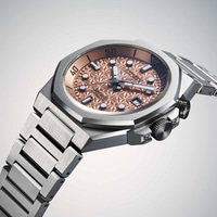 Nahaufnahme einer Citizen-Uhr mit Metallarmband und gemustertem Zifferblatt.