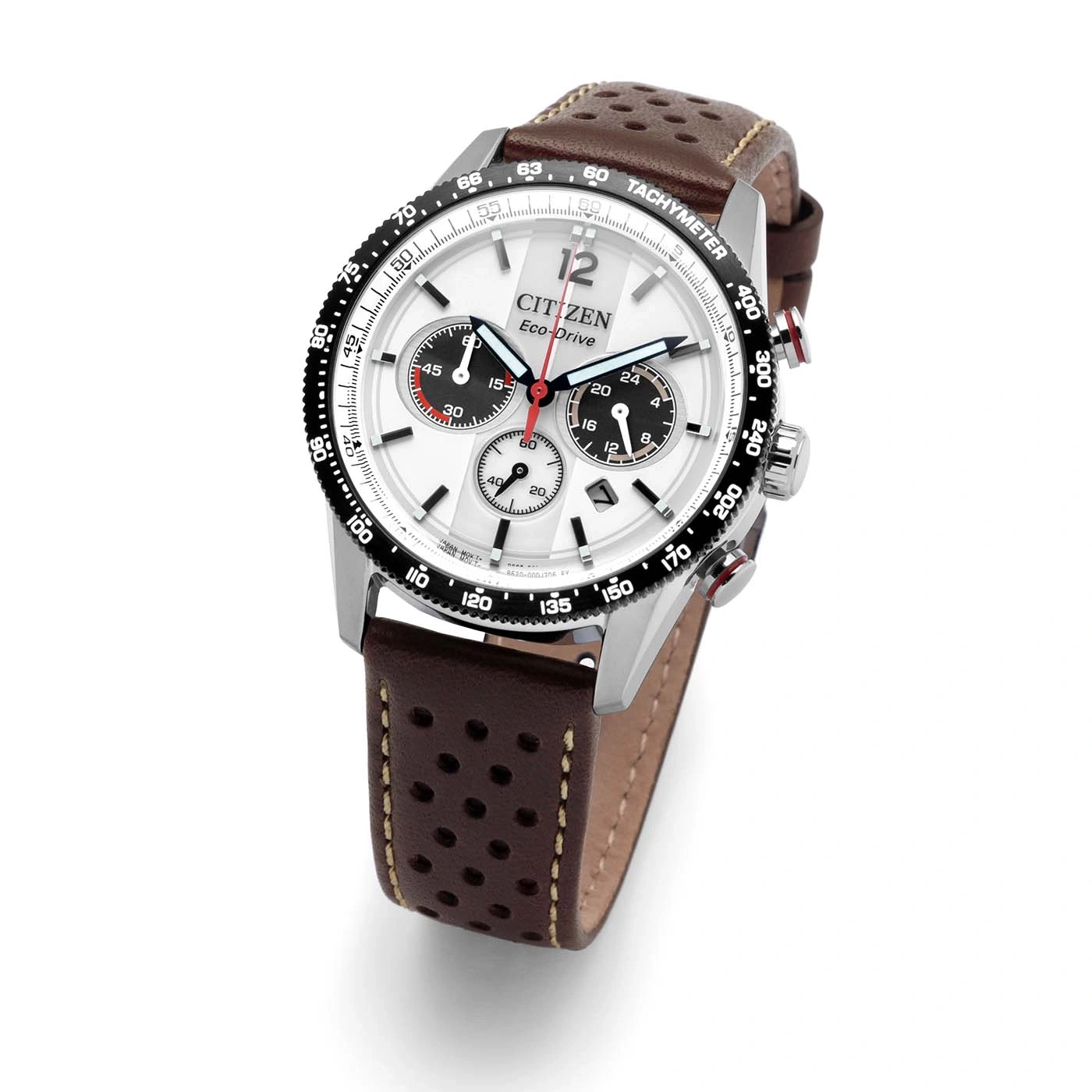 Eine weiße Citizen Eco-Drive Chronographenuhr mit braunem Lederarmband.