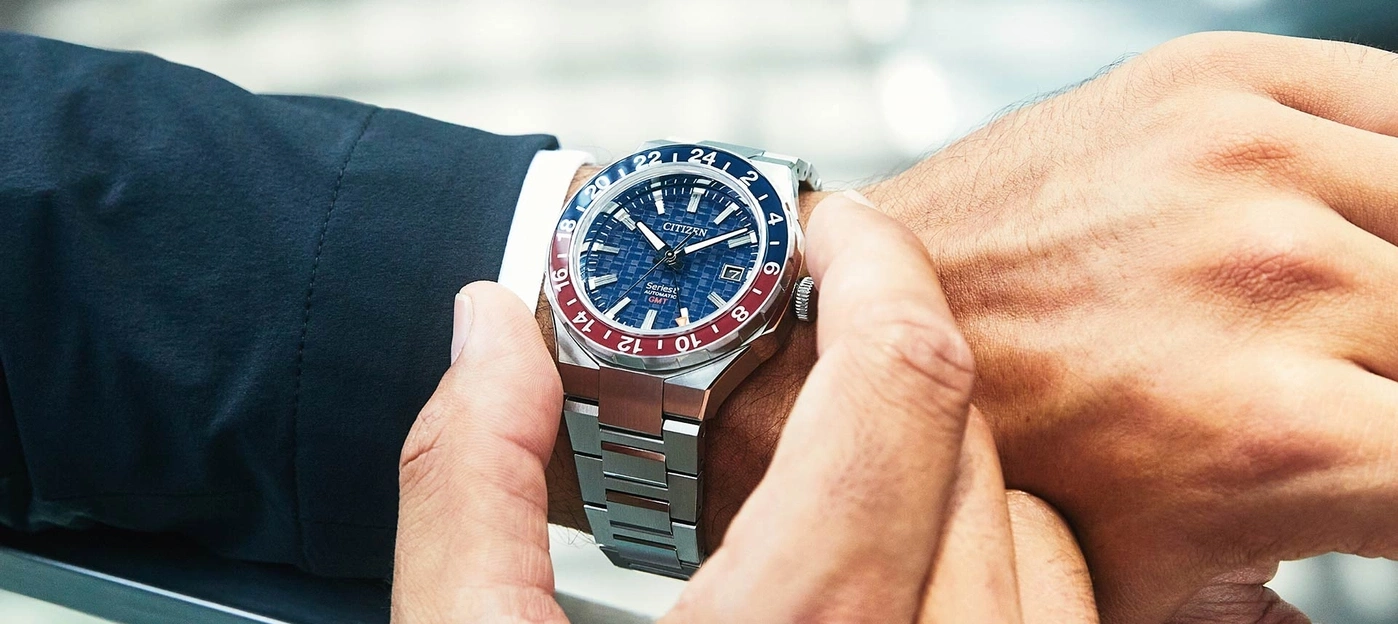 Nahaufnahme des Handgelenks eines Mannes mit einer Citizen-Uhr, die Details der Uhr zeigend.