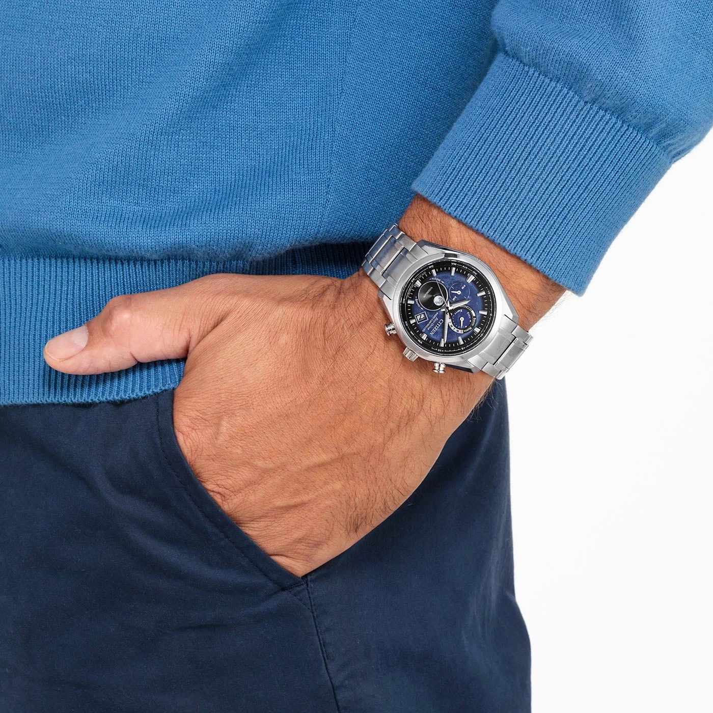 Mann mit blauem Pullover und Uhr, Hand in der Tasche, Nahaufnahme