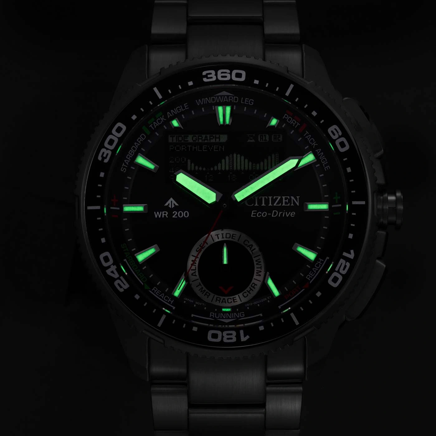 Eine dunkle Citizen Eco-Drive-Uhr mit leuchtend grünen Zeigern und Markierungen auf schwarzem Hintergrund.
