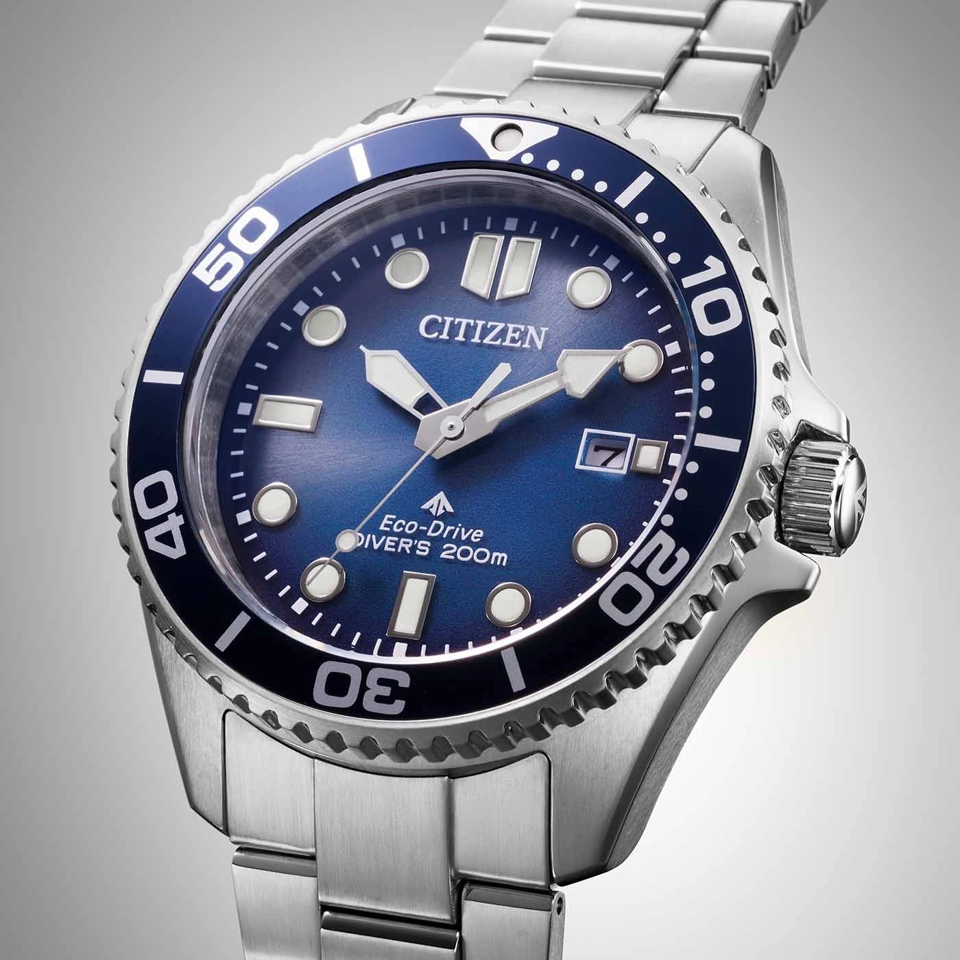 Citizen-Uhr mit blauem Zifferblatt und Lünette, Edelstahlarmband.