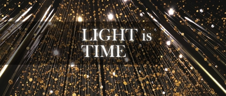 Licht ist Zeit. Abstrakte Kunst mit goldenen Dekorationen und Lichtern.