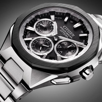 Citizen Attesa Uhr, schwarzes Zifferblatt, silbernes Armband, Satellitenwellen-GPS, Nahaufnahme.