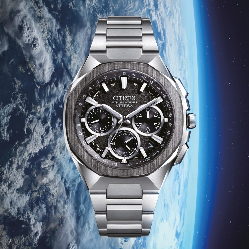 Citizen Attesa Uhr mit Satellitenwellen-GPS vor Weltraumhintergrund.