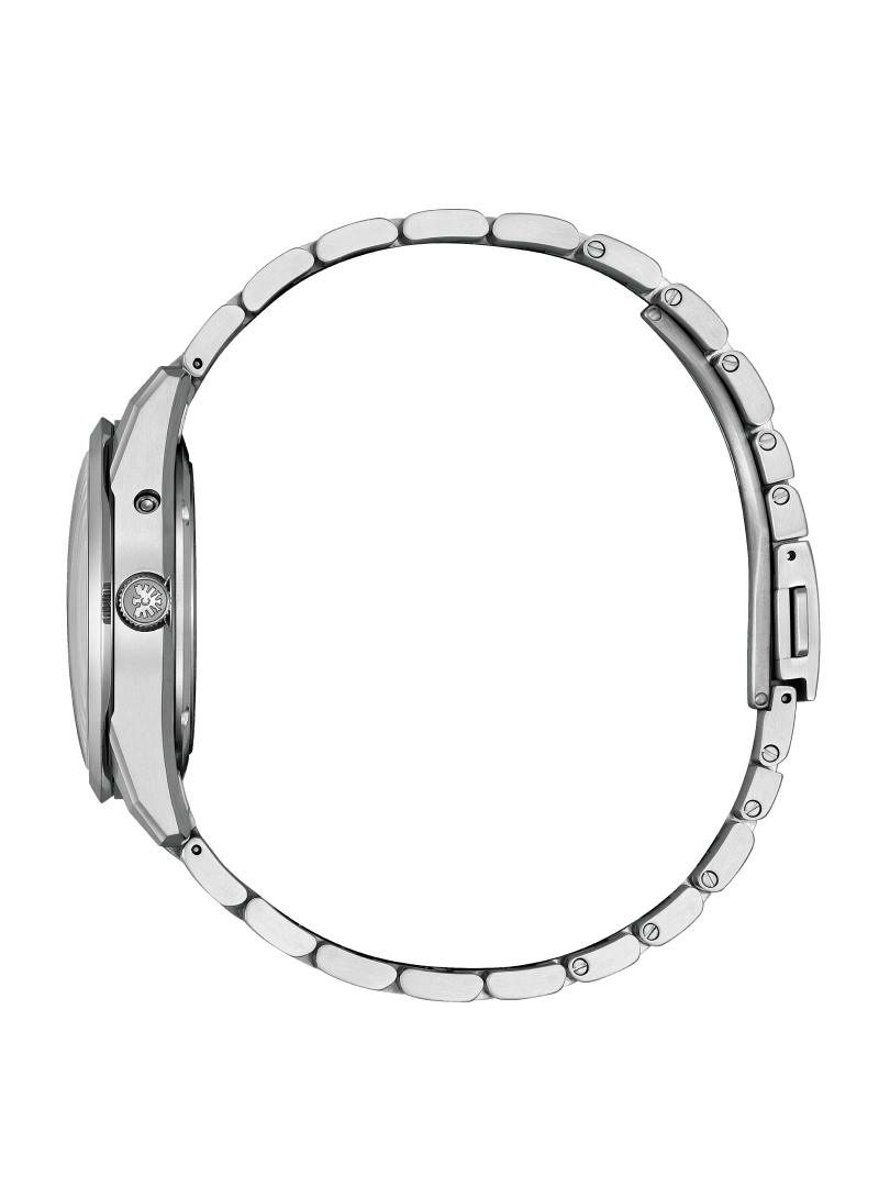 Seitenansicht einer silbernen Armbanduhr mit Metallband auf grünem Hintergrund.