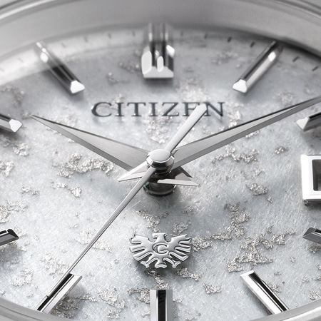 Nahaufnahme eines Citizen-Zifferblatts mit silbernen Akzenten und Logo.