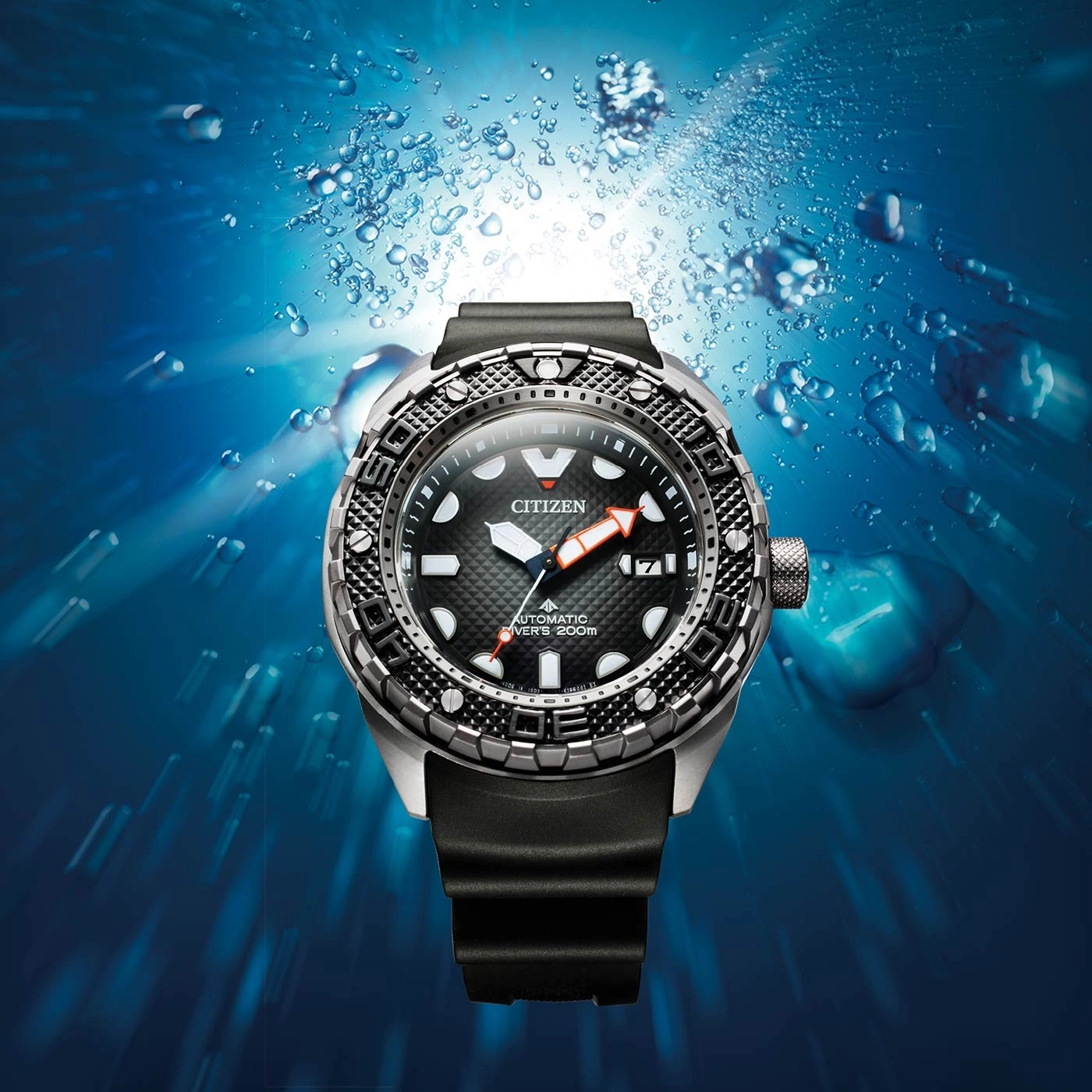 Citizen-Uhr unter Wasser mit Blasen, schwarzes Zifferblatt, orangefarbener Zeiger, Taucheruhr