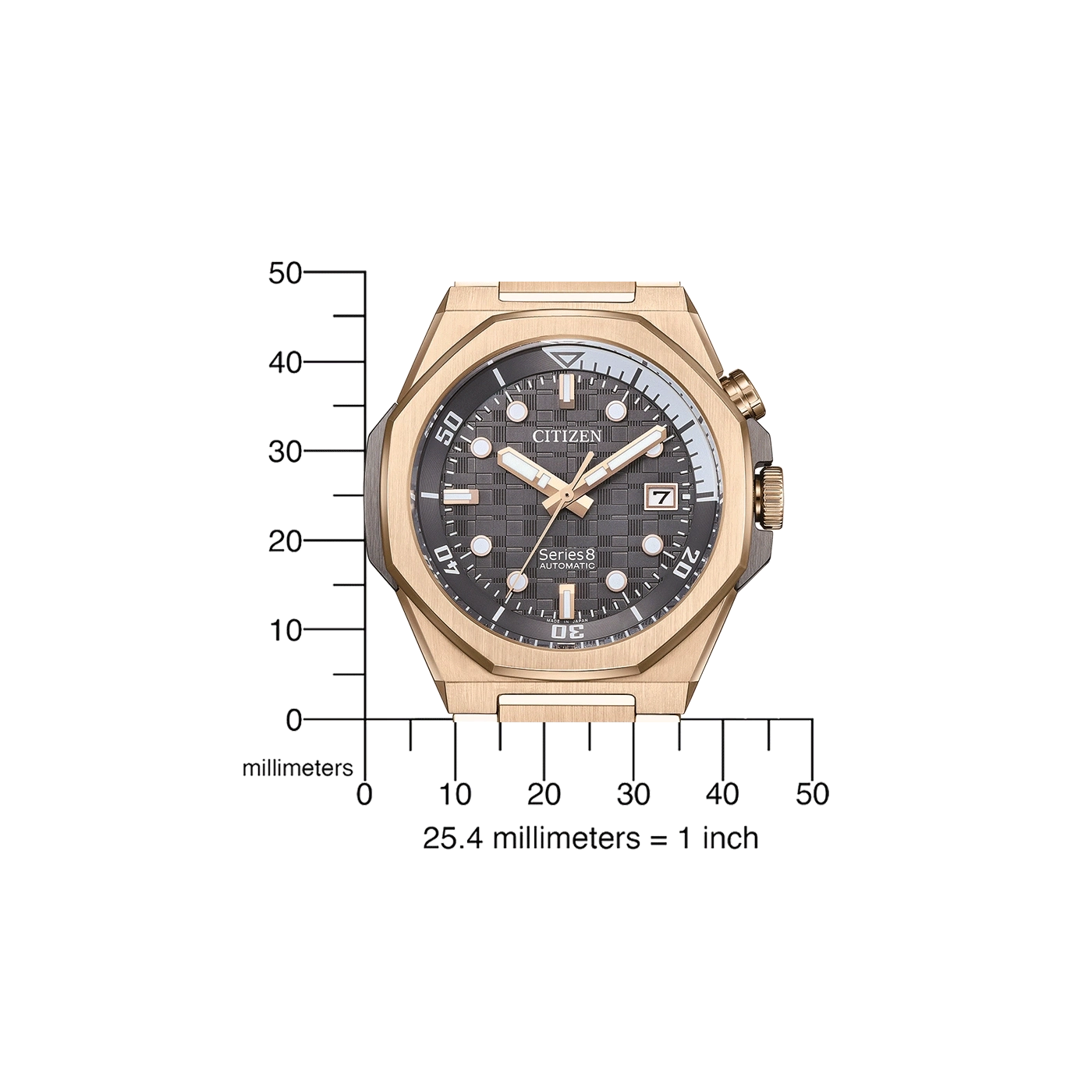 Citizen-Uhr mit goldenem Gehäuse, schwarzem Zifferblatt und Millimeterskala zum Größenvergleich.