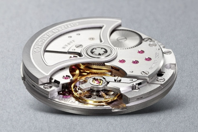 Nahaufnahme eines Uhrwerks mit komplizierten Zahnrädern und Juwelen, Citizen Watch Co.