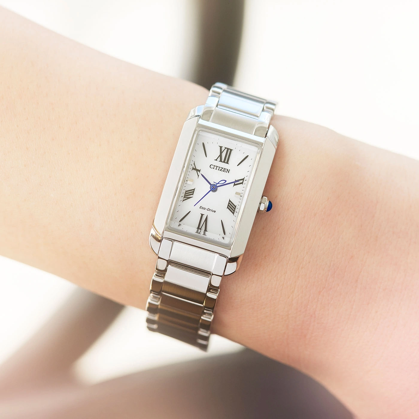 Citizen-Uhr am Handgelenk, silber, weißes Zifferblatt, römische Ziffern, Eco-Drive, elegantes Design