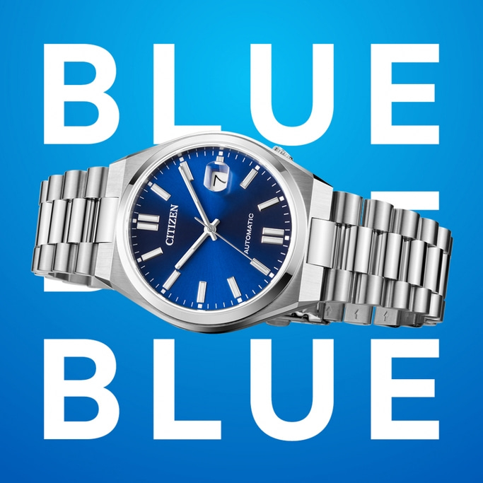 Citizen-Uhr mit blauem Zifferblatt und silbernem Armband, das Wort BLUE ist geschrieben.