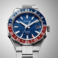 Citizen-Uhr mit blau-roter Lünette, GMT-Funktion und Datumsanzeige.