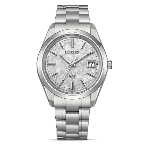 Citizen-Uhr mit silbernem Armband und strukturierter Oberfläche, Datumsanzeige.