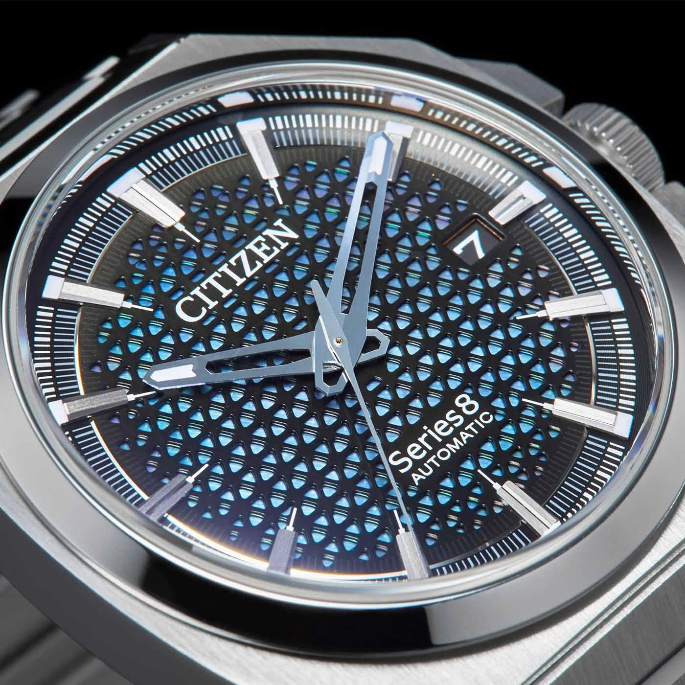 Nahaufnahme einer Citizen Series 8 Automatik-Uhr mit detailliertem Zifferblatt.