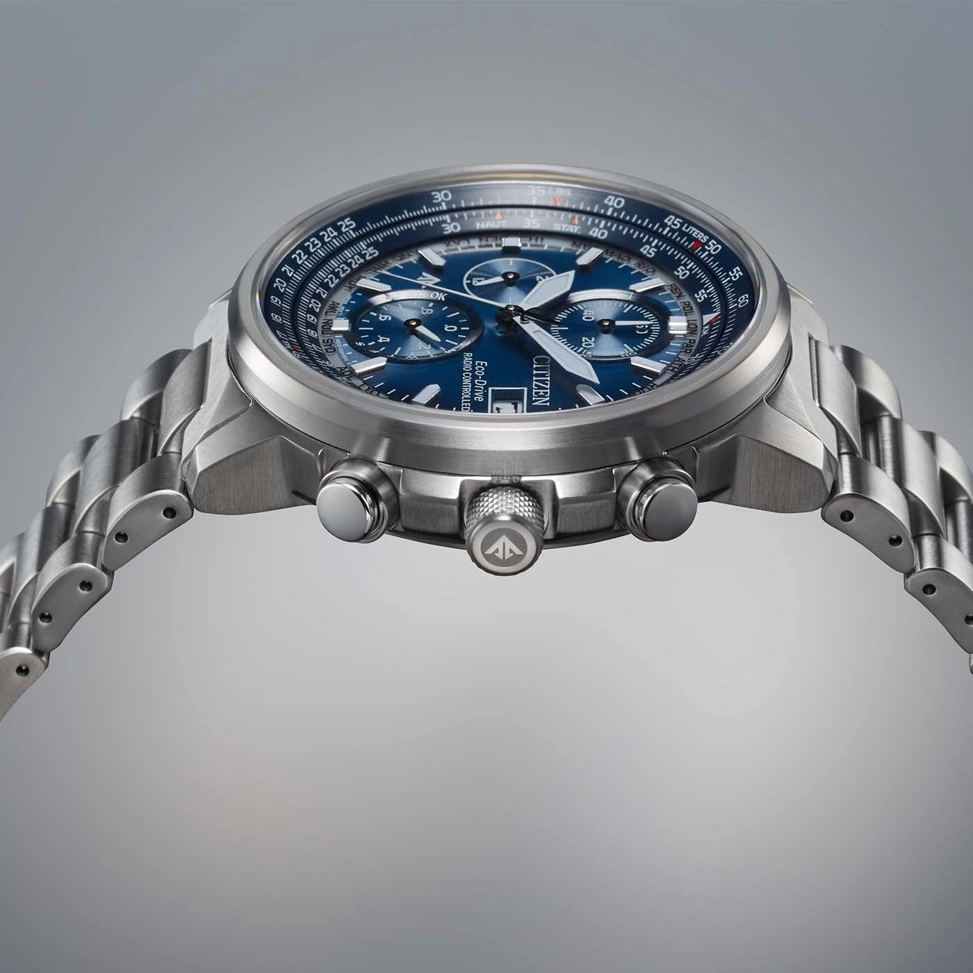 Citizen-Uhr mit blauem Zifferblatt und Metallband, Eco-Drive, funkgesteuert.