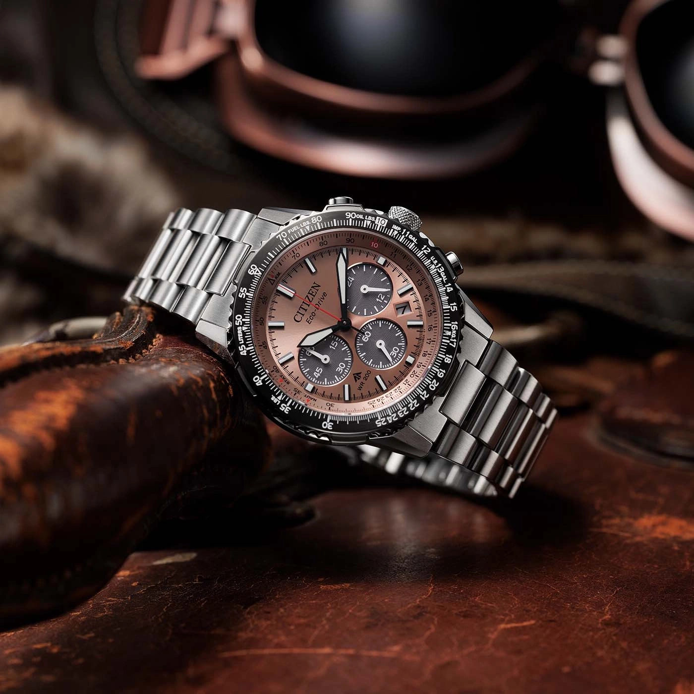 Nahaufnahme einer Citizen Eco-Drive Uhr auf einer Lederoberfläche.