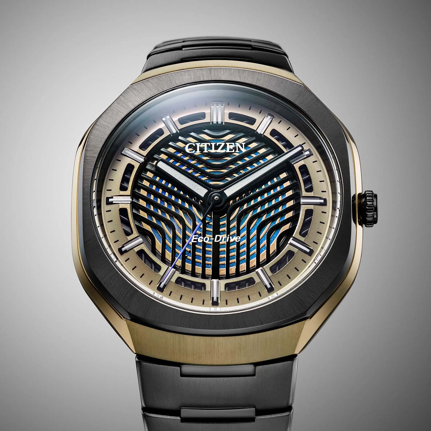 Nahaufnahmeaufnahme einer modernen Citizen Eco-Drive Uhr im Studio.