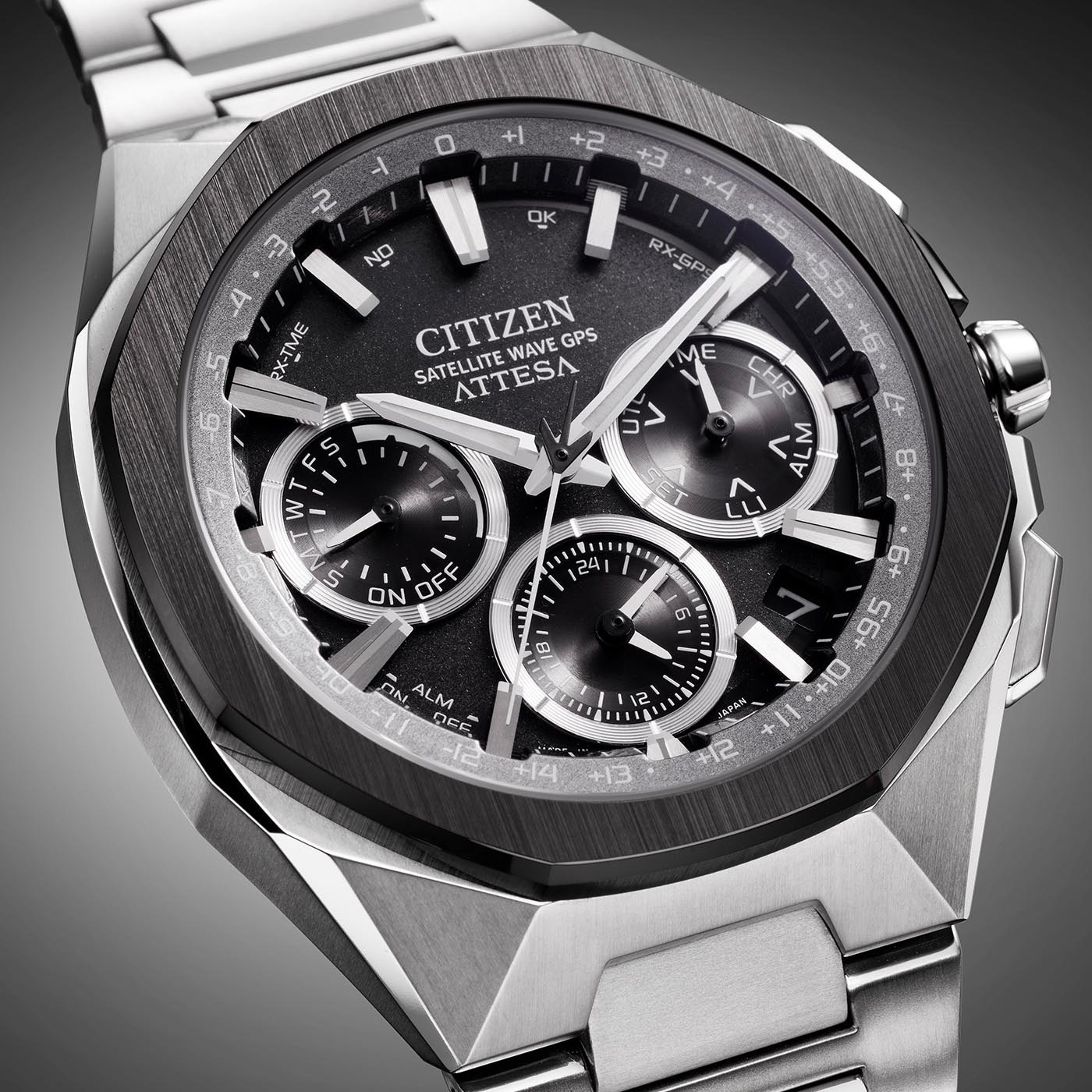 Nahaufnahme einer Citizen Attesa Uhr mit schwarzem Zifferblatt und silbernem Armband.