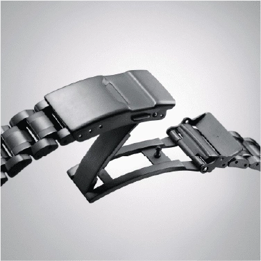Nahaufnahme einer schwarzen Uhrenarmband-Schließe, offen und zum Schließen bereit.