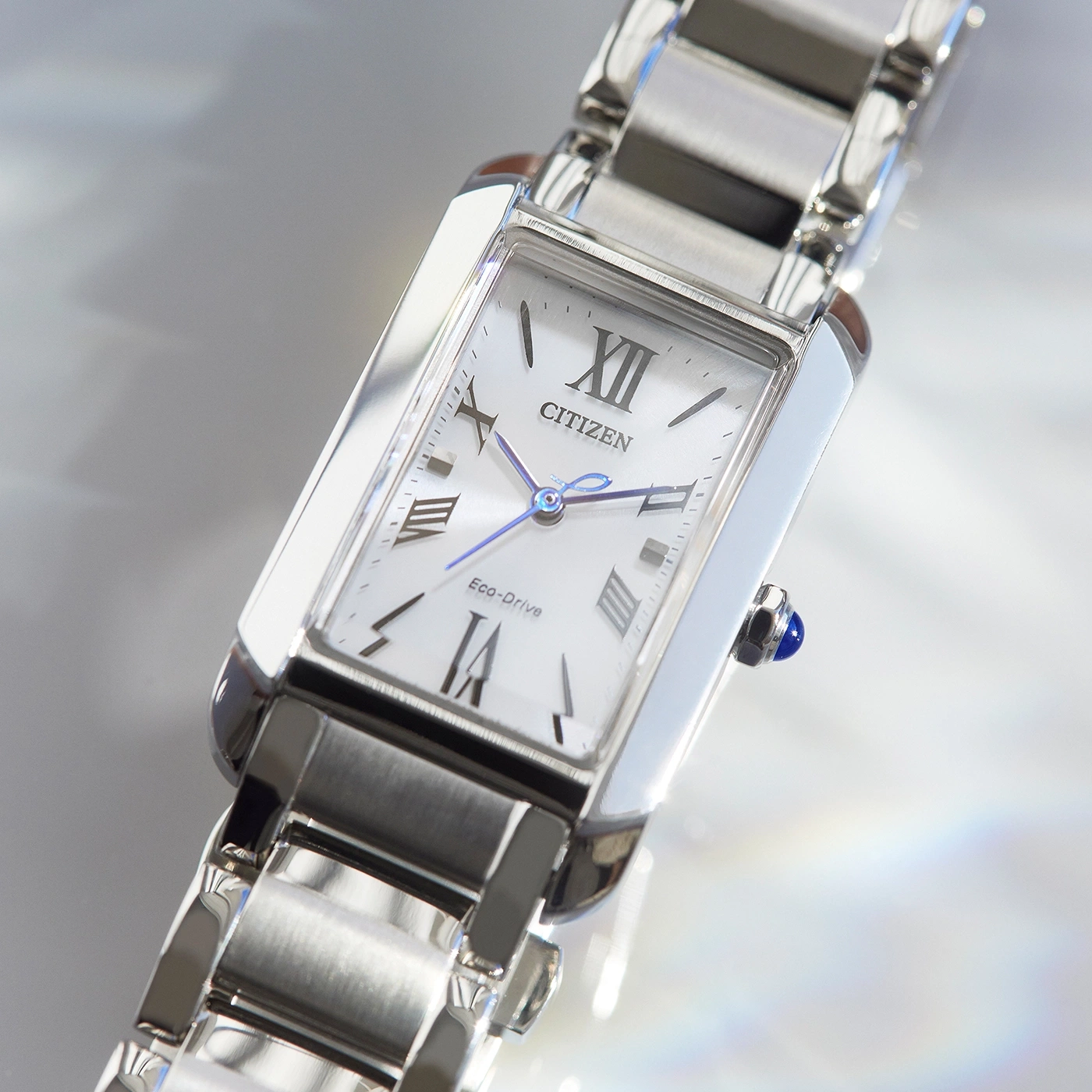 Citizen-Uhr mit weißem Zifferblatt und silbernem Armband, Eco-Drive-Technologie.