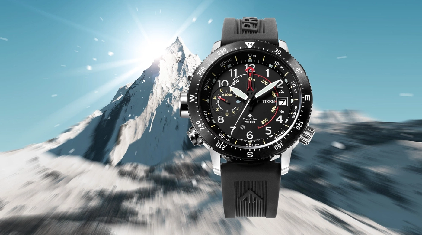 Citizen-Uhr mit schwarzem Zifferblatt und Bergkulisse, ideal für Abenteuer.