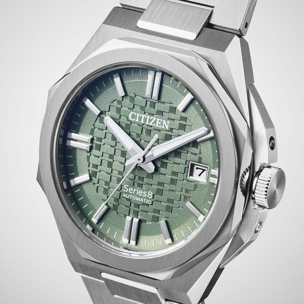 Nahaufnahme einer grünen Citizen Series 8 Automatik-Uhr mit gewebtem Zifferblatt.