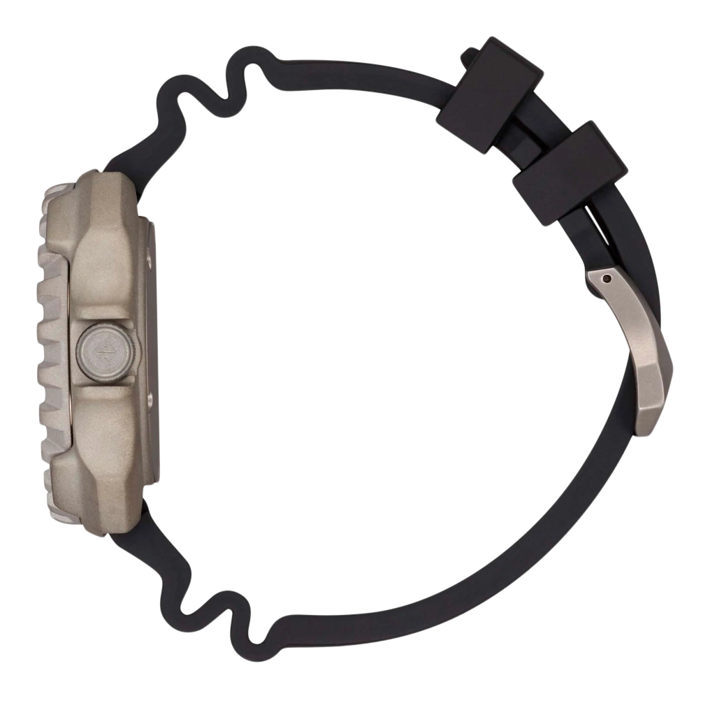 Seitenansicht einer Uhr mit schwarzem Armband und silberner Schnalle.