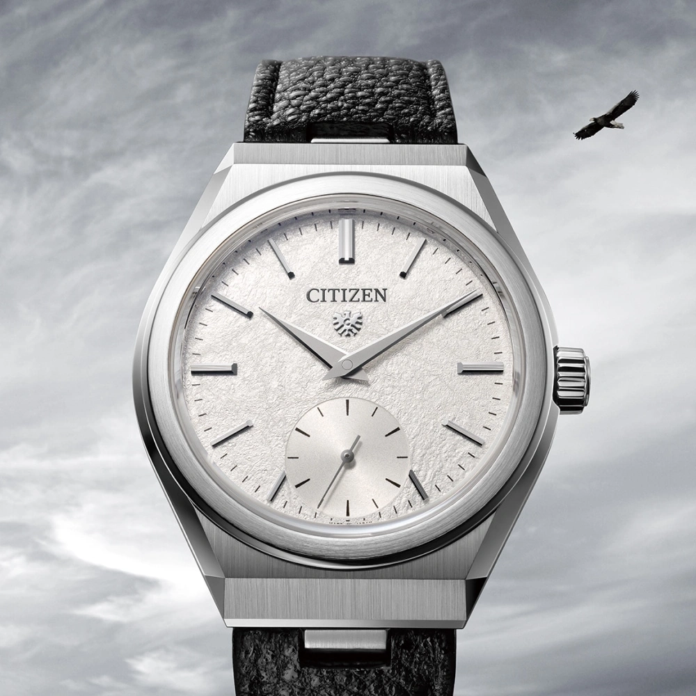 Citizen-Uhr mit strukturiertem Zifferblatt und schwarzem Lederarmband, Adlerflug.