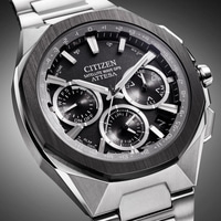 Nahaufnahme einer Citizen Attesa Uhr mit schwarzem Zifferblatt und silbernem Armband.