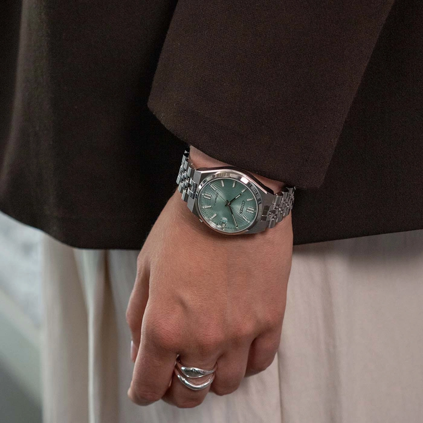 Eine Person trägt eine Uhr und Ringe