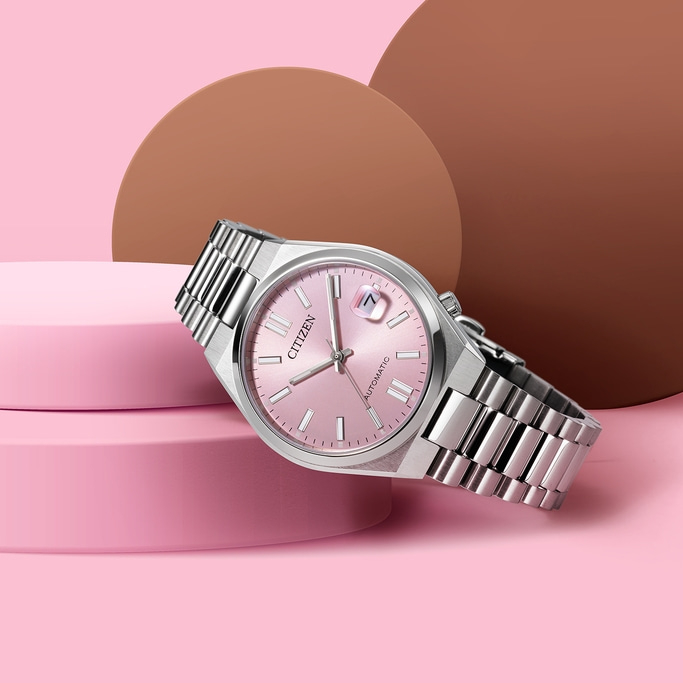 Citizen-Uhr mit rosa Zifferblatt und silbernem Armband auf rosa Hintergrund