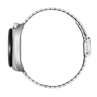 Seitenansicht einer silbernen Uhr mit Metallarmband.