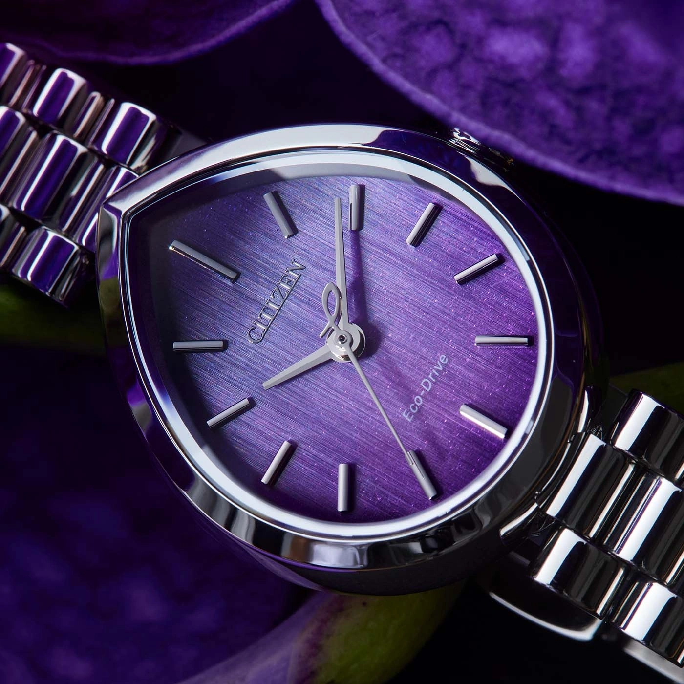 Eine lila Citizen Eco-Drive Uhr mit Metallarmband.