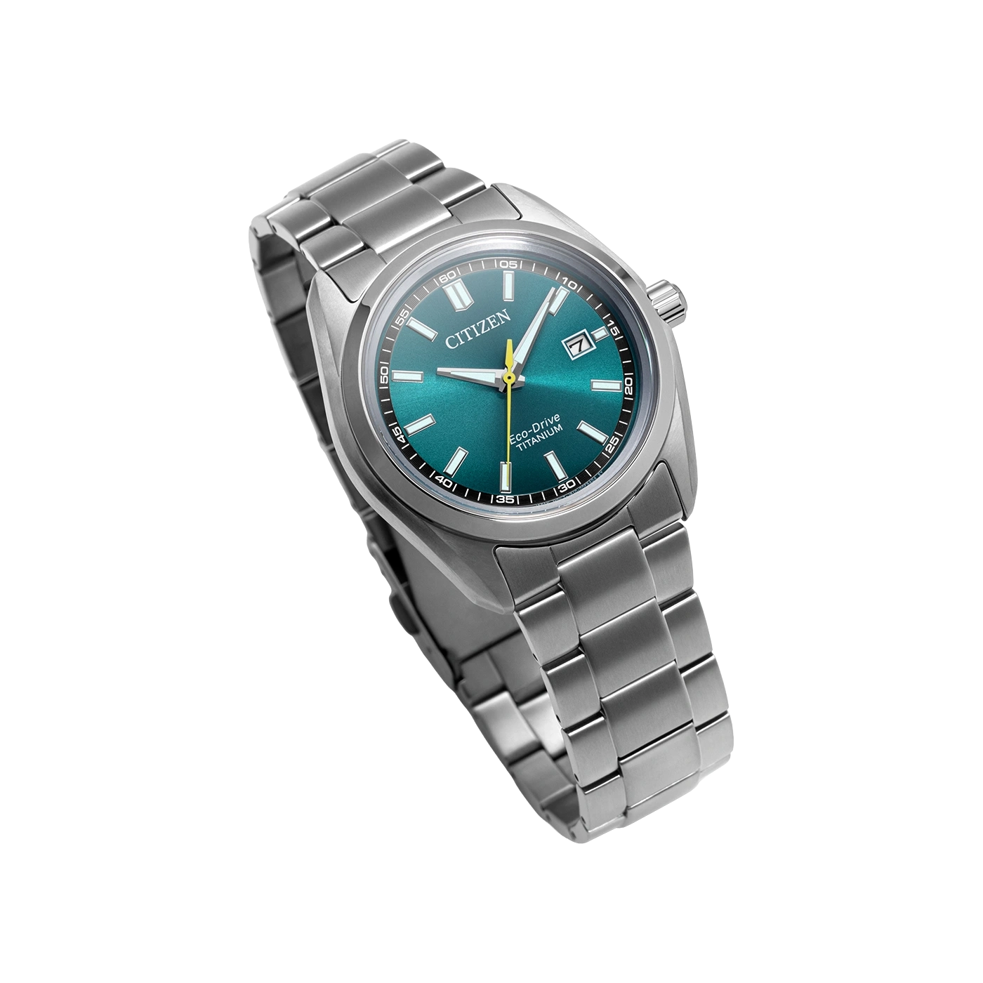 Eine moderne Citizen Eco-Drive Titanuhr mit blaugrünem Zifferblatt und silbernem Band, vor weißem Hintergrund.